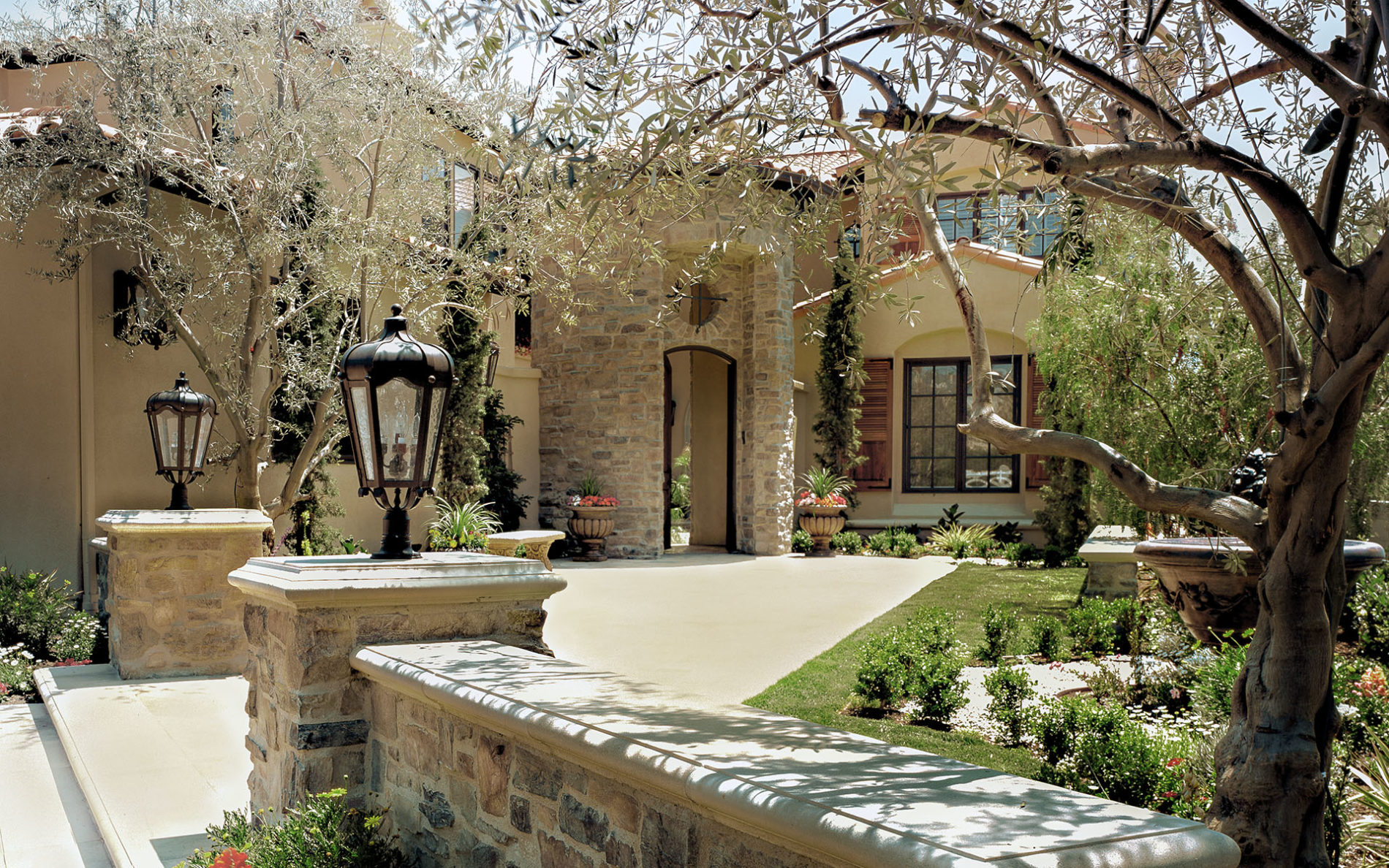 paradise-designs-landscape-design-front-yard-vs-back-yard